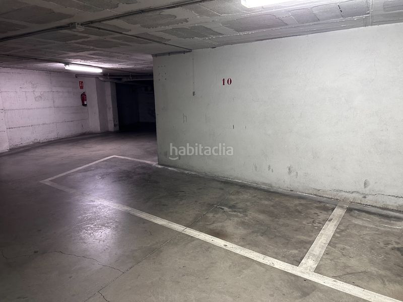 Foto 56102dd9-5953-4e06-9c87-c9fd2283cf92. Aparcament cotxe a carrer compositor pere aubert 22 a Olot