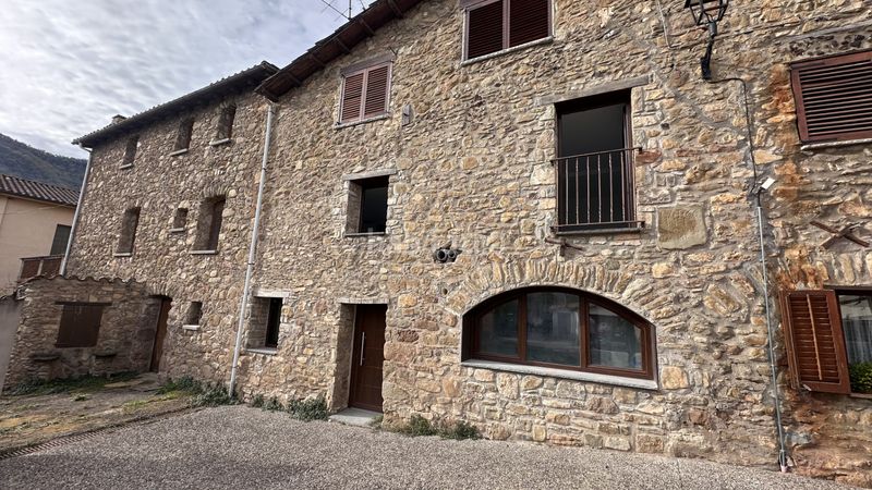 Foto 94424c3b-2475-41d5-b7e1-494354ef8674. Chalet en carrer santa margarida 1 magnífica casa reformada en el valle de bianya en Vall de Bianya (La)