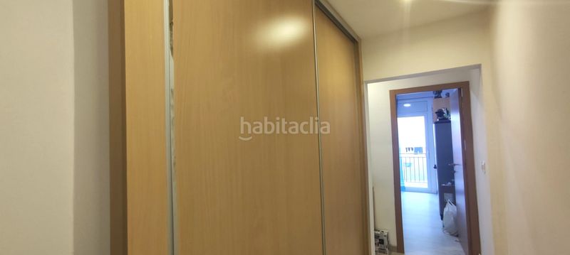 Foto 03a9f470-418d-4d66-b93b-d7fd57f627b1. Casa aparellada amb xemeneia calefacció a Olot
