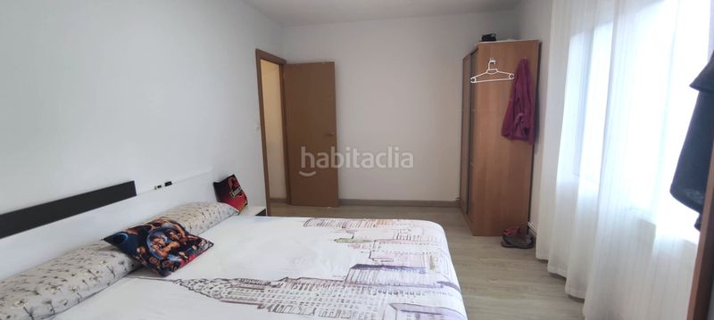Foto 13e40abd-66db-489f-a1c8-faae2b7a57b9. Casa aparellada amb xemeneia calefacció a Olot