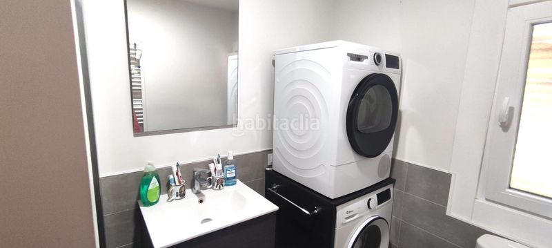 Foto 1e9c6112-56ff-4155-b0db-9a4e3c5fbb77. Casa aparellada amb xemeneia calefacció a Olot