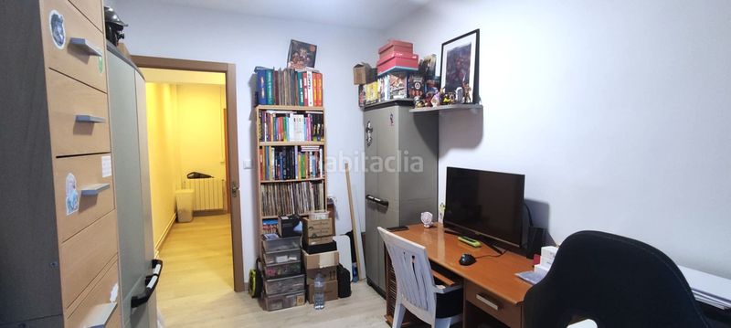 Foto 214d5777-e37d-445e-8a93-fc407f60587b. Casa aparellada amb xemeneia calefacció a Olot