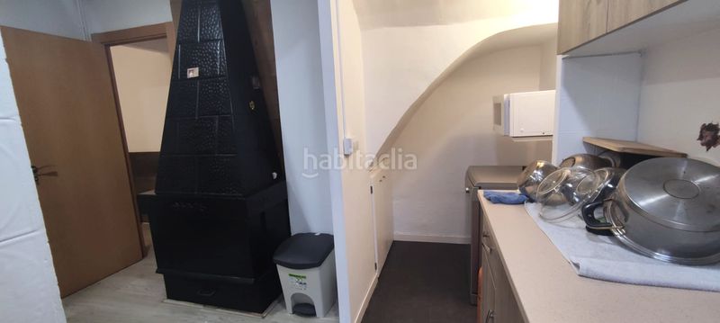 Foto 54dc65a4-63c5-4bf0-aa59-a790c369b0ae. Casa aparellada amb xemeneia calefacció a Olot