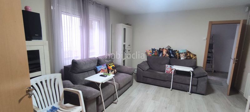 Foto 7b87b0bf-cf9c-4c3a-b27c-27f1663bd8cd. Casa aparellada amb xemeneia calefacció a Olot