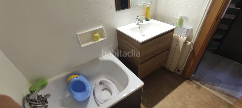 Foto 9d8299d4-2e4c-4bcd-8d0d-0909e174163d. Casa aparellada amb xemeneia calefacció a Olot