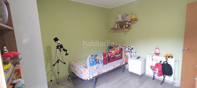 Foto 9eb9299f-56d7-4fa3-bf2c-b338ba4c639d. Casa aparellada amb xemeneia calefacció a Olot