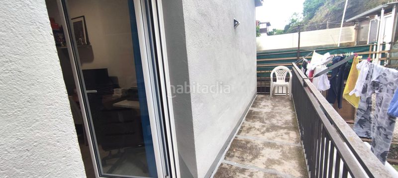 Foto a614f60f-918b-4bb6-9aa8-023793f94235. Casa aparellada amb xemeneia calefacció a Olot