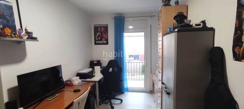 Foto a6ba8c5d-a1bf-4ae8-9463-83d3ca9d648a. Casa aparellada amb xemeneia calefacció a Olot