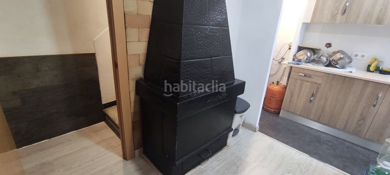 Foto bf1fd6d8-3513-48e2-985f-641128dea429. Casa aparellada amb xemeneia calefacció a Olot