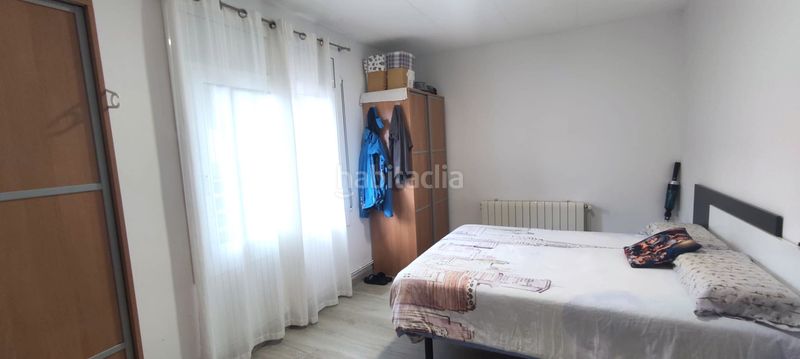 Foto cd713d96-ad1a-4f69-9b25-dbd43e456e97. Casa aparellada amb xemeneia calefacció a Olot