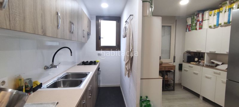 Foto d935c6ec-a26a-4fd4-aa93-0f1e04c8e67f. Casa aparellada amb xemeneia calefacció a Olot