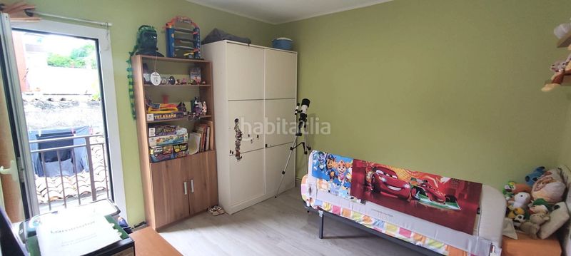 Foto e0832103-ef4a-4b08-9469-85cfb14413e2. Casa aparellada amb xemeneia calefacció a Olot