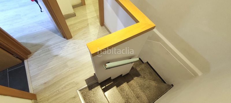 Foto fb8a5bfe-1a8e-490f-b3df-47dce37f8de1. Casa aparellada amb xemeneia calefacció a Olot