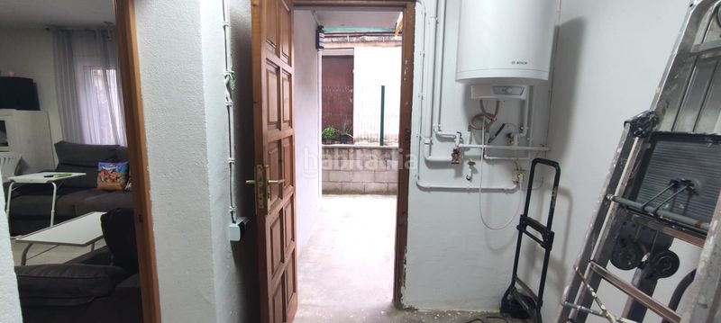 Foto fdd65cf8-2d8a-4595-bf2c-54e02abd0af8. Casa aparellada amb xemeneia calefacció a Olot