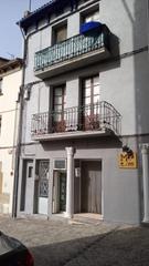 Edifici  N/a. Edificio con dos pisos y un local, y una casa apareada