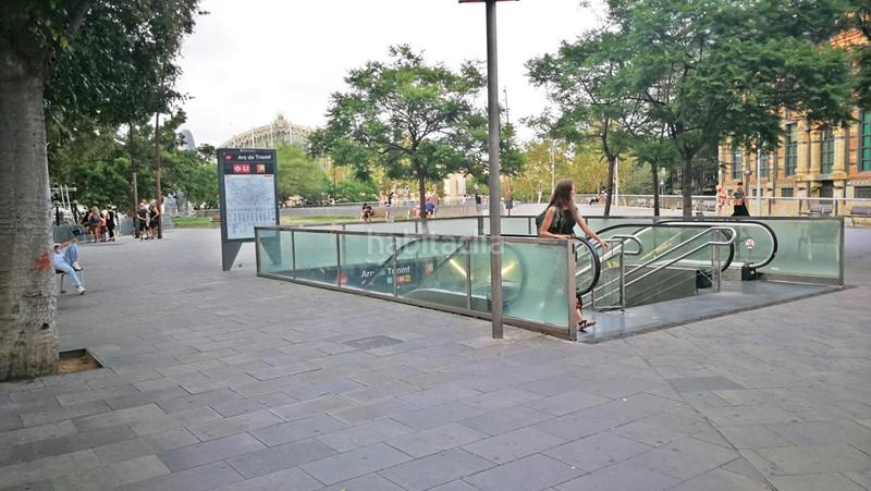 Foto e9885969-7135-47e0-bf7b-135f9662f7e5. Autoparkplatz in d'alí bei 32 in Fort Pienc Barcelona