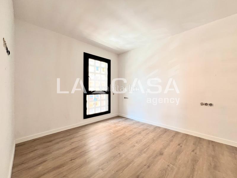 Foto a0a665b8-6f4d-45cf-87e3-6e42887cb4e9. Planta baixa a Llefià Badalona