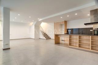 Local commercial à Sagrada Família. Local en venta en calle de valència .        rafael625166673.
