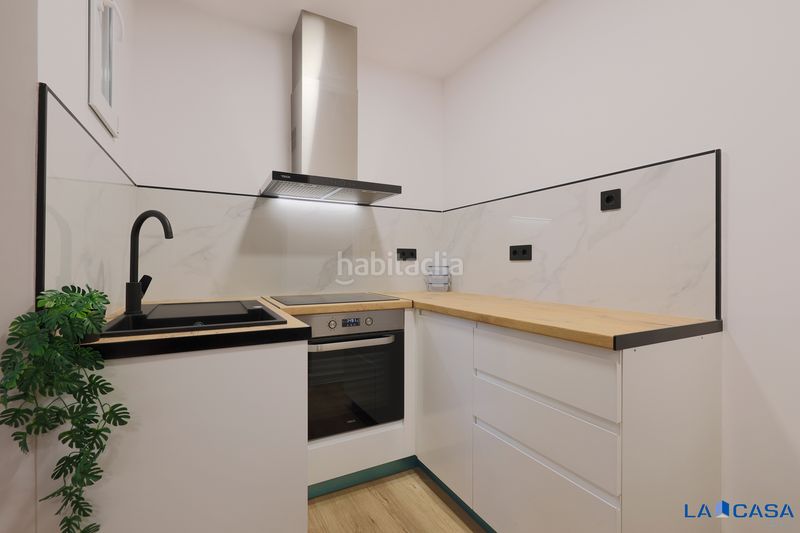 Foto 5a54d8bb-a25a-4c2d-8779-f05d155affc2. Planta baixa a Hostafrancs Barcelona