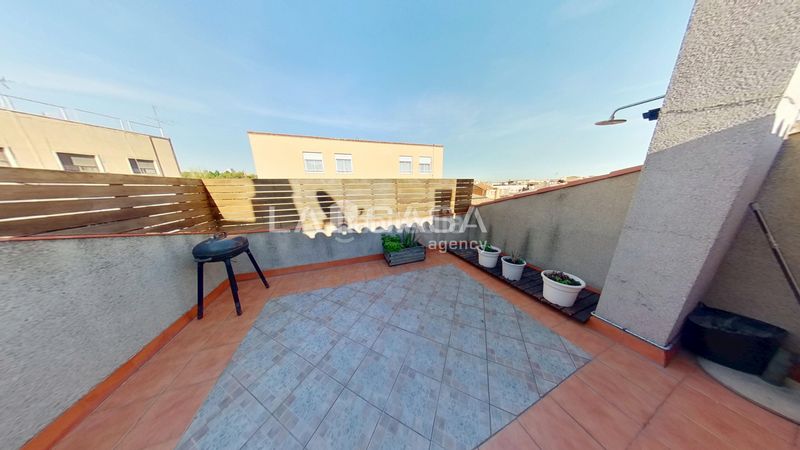 Foto 4c2393e9-ebb4-4c79-bf93-034179d3df69. Àtic amb calefacció aparcament a Can Rull Sabadell