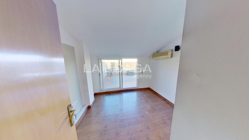 Foto ca55be53-0419-4f98-a849-ac4fc6a913e2. Àtic amb calefacció aparcament a Can Rull Sabadell