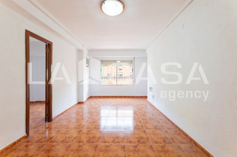 Foto ed6b8db0-4953-48ff-a278-7c27f34997fc. Pis a L´Amistat Valencia