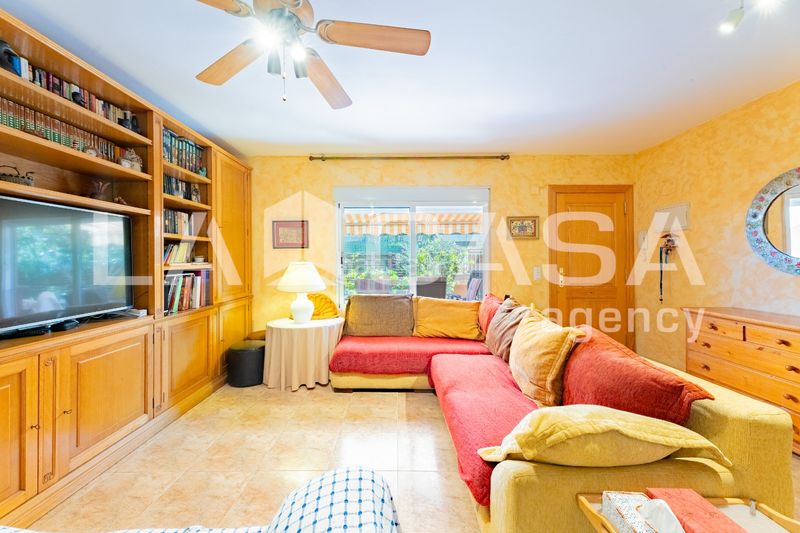 Foto 12a1a438-d972-4dbc-bb8a-661668533c8e. Casa aparellada amb piscina a Corinto-Almardà Sagunt