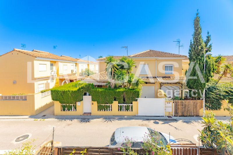 Foto 6ed7f6e7-1ba4-4aca-b688-5fd63486d240. Casa aparellada amb piscina a Corinto-Almardà Sagunt
