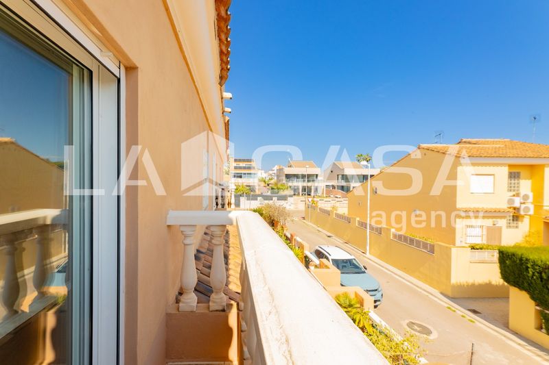 Foto bb48ab59-9398-4ed7-ab1d-21a5ea2163ea. Casa aparellada amb piscina a Corinto-Almardà Sagunt