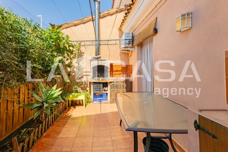 Foto d8e33dce-0f60-43f0-8ff8-804d4203126a. Casa aparellada amb piscina a Corinto-Almardà Sagunt