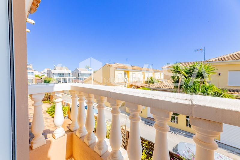 Foto e8fad7de-c811-47a4-b38d-353038edef18. Casa aparellada amb piscina a Corinto-Almardà Sagunt