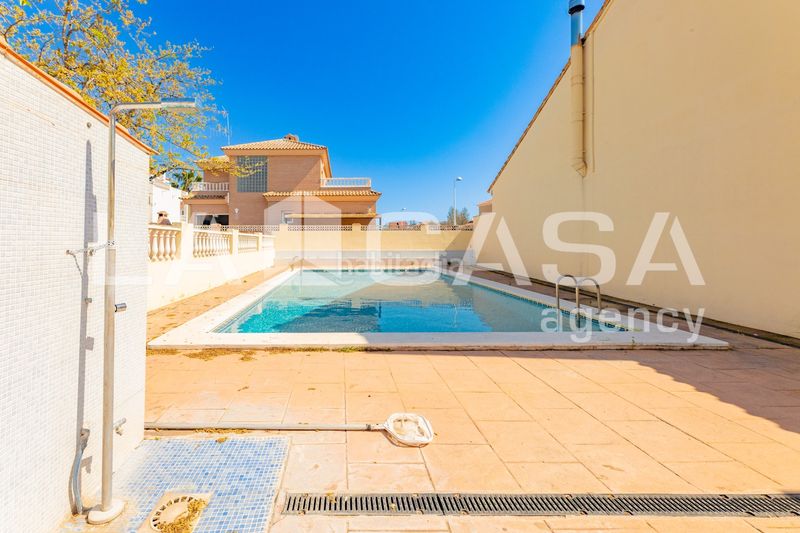 Foto f54e5705-a1f1-4af0-ab5b-171a78a90cbd. Casa aparellada amb piscina a Corinto-Almardà Sagunt