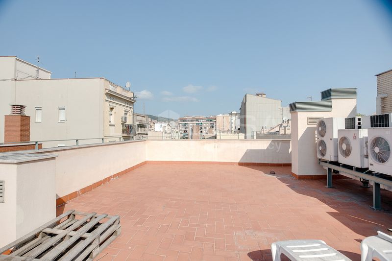 Foto f58be8b3-75f7-413b-8948-06917db58cbe. Pis amb aparcament piscina a El Clot Barcelona