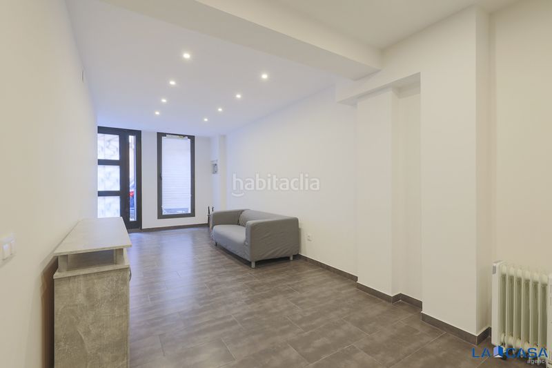 Foto 3c79b30e-c917-47a7-885d-5b9103ef07b4. Planta baixa a Sants-Badal Barcelona