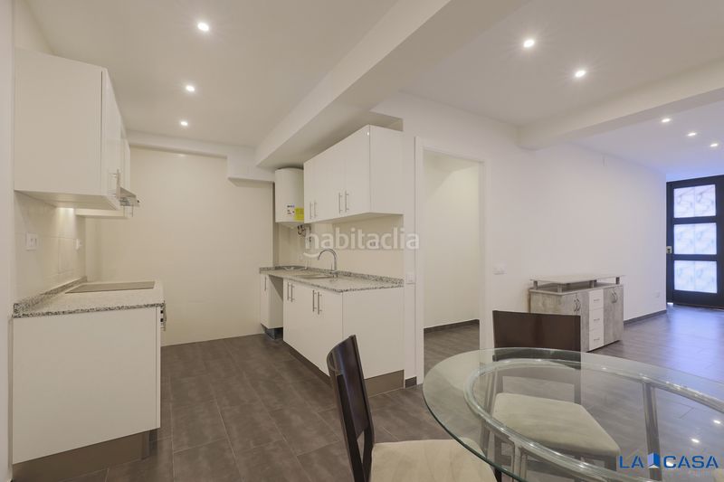 Foto d6006878-1a6b-4e2a-a287-6e25d79161b4. Planta baixa a Sants-Badal Barcelona