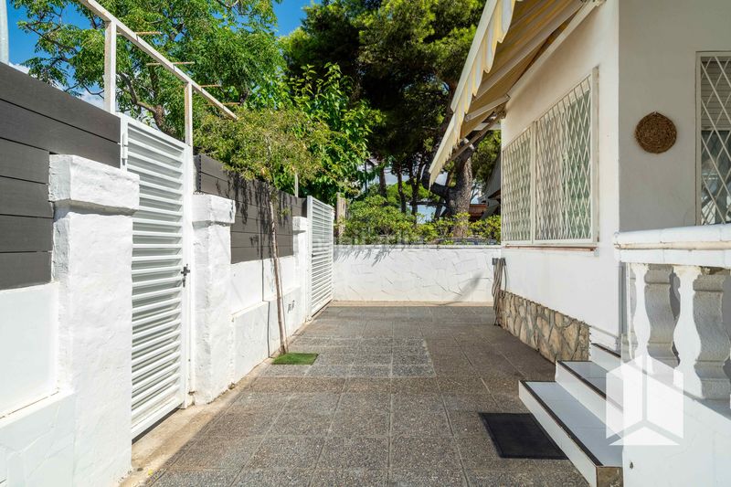 Foto c8da4559-1fe9-4ec7-9868-d3e827050e37. Casa amb aparcament a Lluminetes Castelldefels