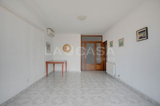 Flat in Bellvitge. Piso en venta en avinguda deuropa    jose 635876397