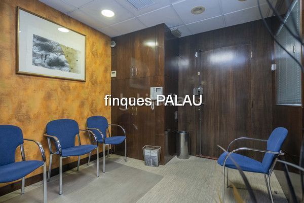 Foto f6cb24ea-6c1e-447c-ab16-aafdaf4f6056. Local comercial a Sant Ramon - Maternitat Barcelona