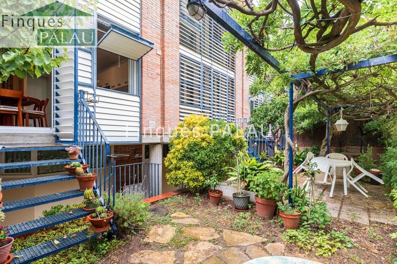 Foto efbc5e1f-bb41-4a67-9cad-97356ebbefd8. Casa  unifamiliar en venta en el centro en Centre Sant Just Desvern