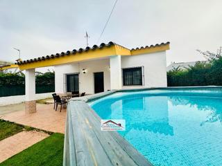 Masia en Conil. Parcela con dos chalet