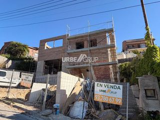 Casa a Calle tunisia 37. Casa en venta de obra nueva en terrassa barrio de can parellada