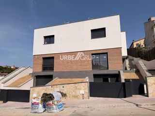Casa a Calle america 47. Casa de nueva contruccion en can parellada