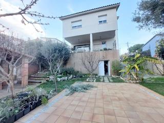 Chalet en Castellnou-Can Mir-Can Solà. Torre en castellnou ,5 habitaciones, impecable estado