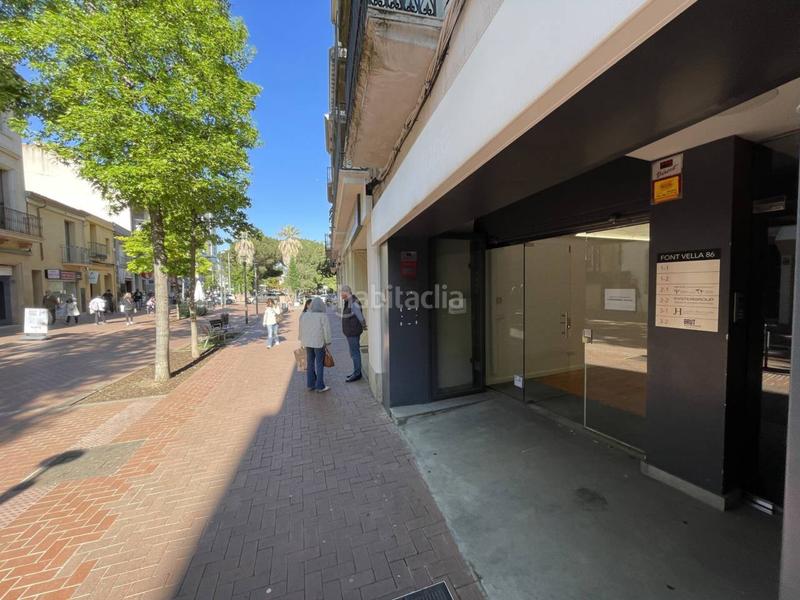 Foto 215851fa-87ad-445f-a001-243e931efb2f. Alquiler local comercial gran local comercial en la font vella en Terrassa