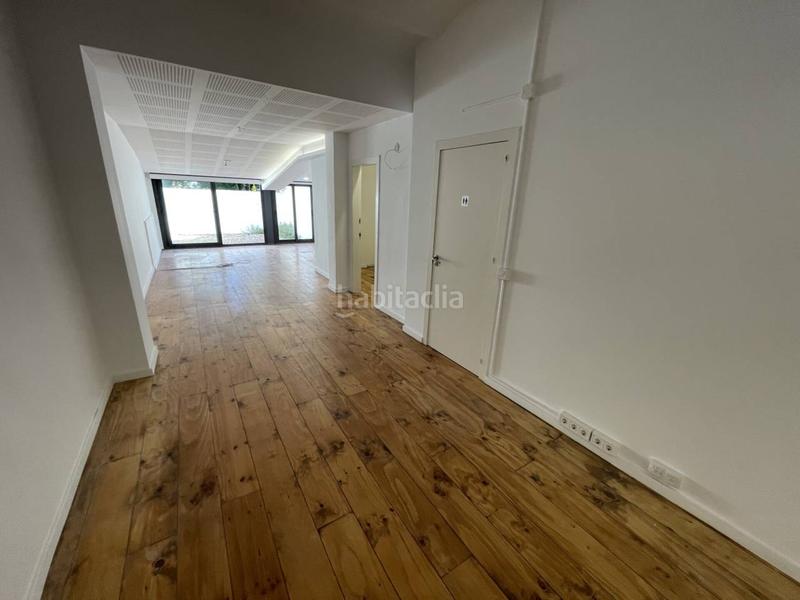 Foto 2b09d04c-ea37-4027-abd3-f2bdf74ba190. Alquiler local comercial gran local comercial en la font vella en Terrassa