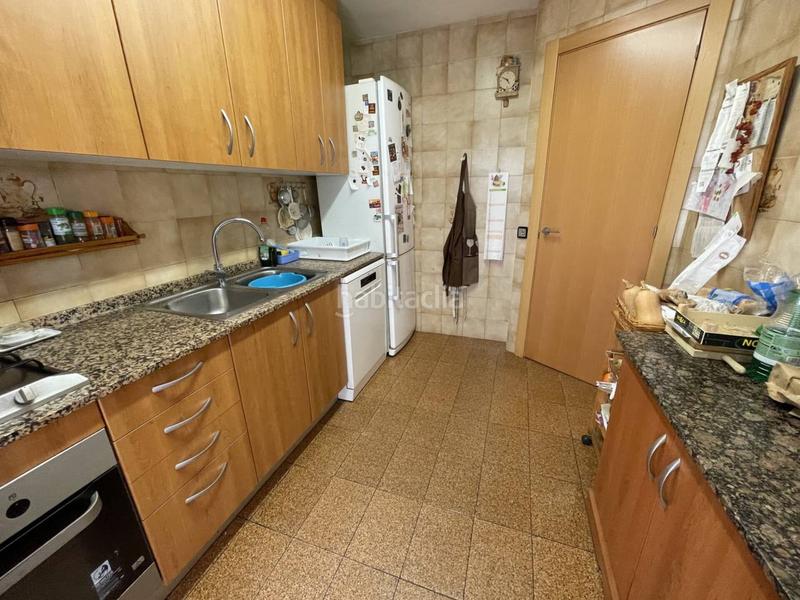Foto e36b5db7-c641-4803-9b06-5a075af56ad5. Casa pareada zona can fatjó. casa de 3 plantas, 4 habitaciones con garaje y patio. en Rubí