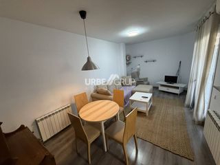 Miete Etagenwohnung  Calle sicília. Planta baja de 3 habitaciones con muebles, terraza y plaza de pa