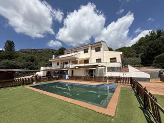 Casa  Camí del puig codina. Casa con piscina en matadepera