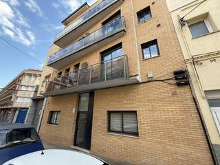 Rent Duplex  Santiago rosiñol. Duplex de 2 habitaciones con parking y trastero situado en cemen