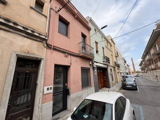Rent Flat  Suris. Planta baja con patio de 1 habitacion en el centro de terrassa